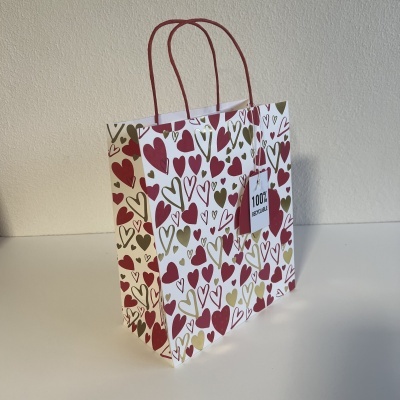Saco de papel decorado com corações vermelho e dourado com alças vermelhas