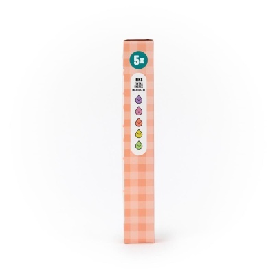Embalagem retangular cor de salmão com padrão xadrez e ícones de gotas coloridas representando tintas