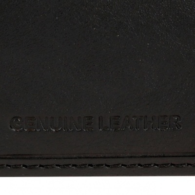 Pele preta granulada com gravação 'GENUINE LEATHER'