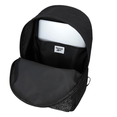 Mochila preta aberta com etiqueta Reebok e laptop no interior