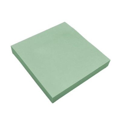 Nota autocolante quadrada verde clara em fundo branco