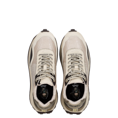 Par de sapatilhas bege e castanha vistos de cima com atacadores com texto.