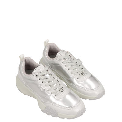 Sapatilhas brancas metálicas com sola grossa creme e detalhes em metal