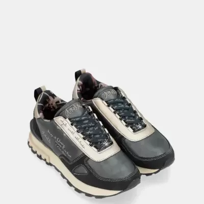 Ténis masculinos cinza escuro com detalhes bege e sola branca e preta