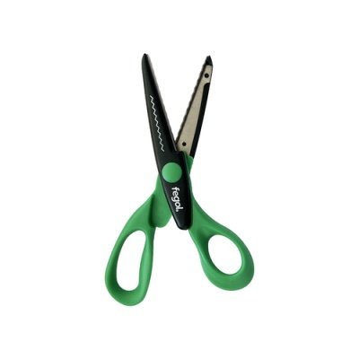 Tesoura verde com lâminas pretas e marca fegol
