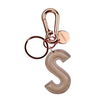 porta-chaves em metal dourado rosa com pendente em tecido bege em forma da letra S