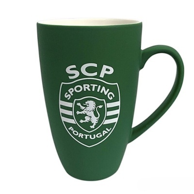 Caneca verde com emblema branco do Sporting Portugal