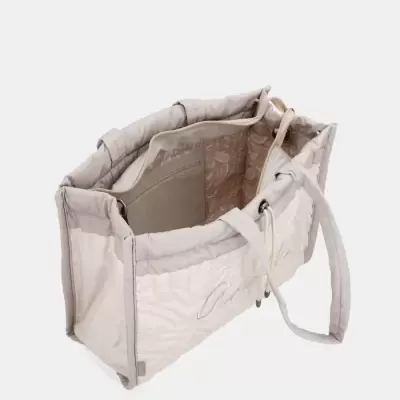 Mala de tecido acolchoado bege e cinza com interior forrado padrão e alças largas