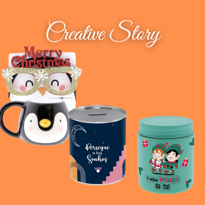 Caneca de pinguim temática de Natal com óculos e duas caixas metálicas decoradas