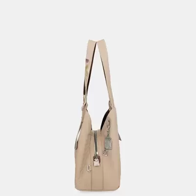 Mala bege de couro com alças e detalhes metálicos