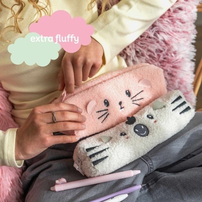Estojo felpudo rosa com rosto de gato e estojo felpudo branco com rosto de urso nas mãos de uma pessoa.