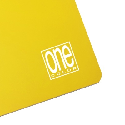 Produto retangular amarelo com logótipo 'one COLOR' em branco no canto.