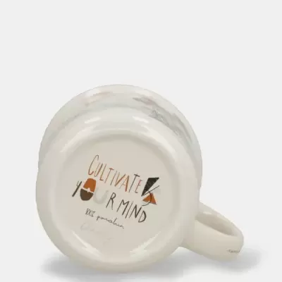 Caneca branca com mensagem CULTIVATE YOUR MIND pintada na base