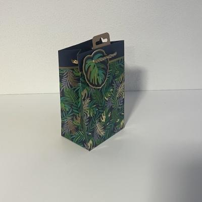 Saco de papel reciclado com padrão de folhas tropicais e alça de corda