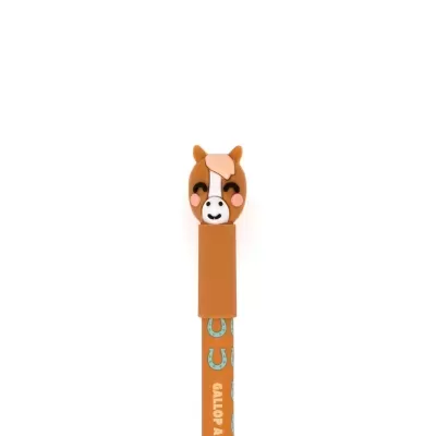 Caneta com tampa em forma de cabeça de cavalo castanha e corpo laranja com ferraduras azuis.