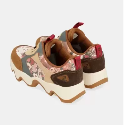 Sapatilhas multicoloridas com padrão floral e solado branco, fundo branco