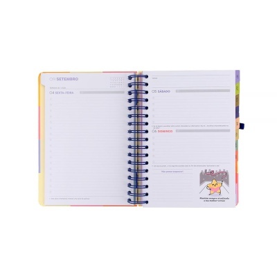 Agenda semanal aberta com separadores coloridos e ilustração de estrela sorridente
