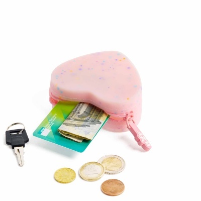 Carteira coração cor-de-rosa com moedas, nota, cartão e chave