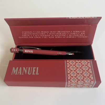 Caneta vermelha com nome Manuel numa caixa vermelha decorada