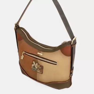 Mala tiracolo castanha e bege com bolso frontal e etiqueta decorativa