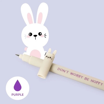 Caneta bege com tampa em forma de coelho e texto roxo 'DON'T WORRY BE HOPPY' com indicação de tinta roxa