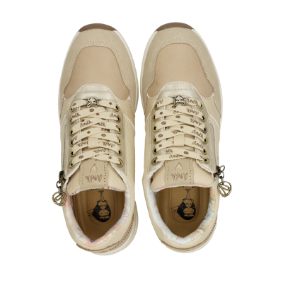 Sapatilhas bege com atacadores estampados e detalhes metálicos vistas de cima