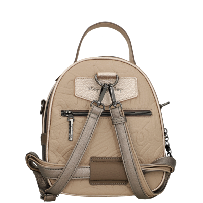Mochila pequena bege com alças ajustáveis em tom metálico e bolso frontal com fecho