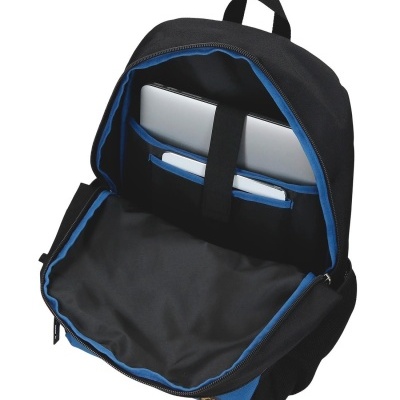 Mochila preta com interior azul e compartimento para portátil.