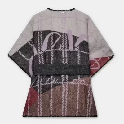 Poncho de malha multicolor com padrão xadrez e letras abstratas