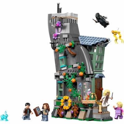 Conjunto LEGO de casa com torre cinzenta e figuras com varinhas