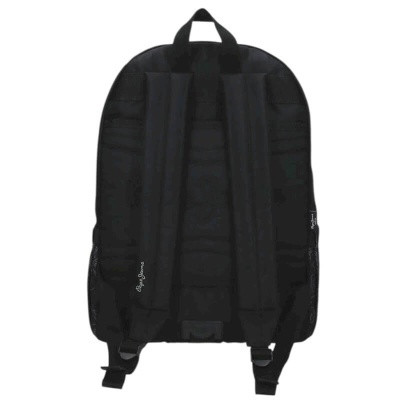 Mochila preta vista por trás com alças acolchoadas e etiqueta Pepe Jeans