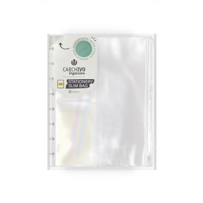 Bolsa transparente de plástico para material de escritório A5 com texto e setas.