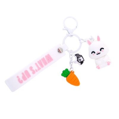 Chaveiro branco com etiqueta rosa WHATS UP?, coelho branco, cenoura e desenho preto e branco