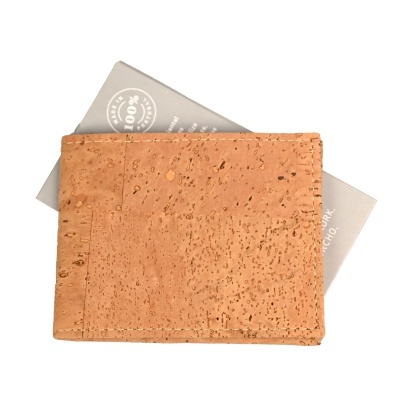 Carteira de cortiça castanha clara com cartão cinza