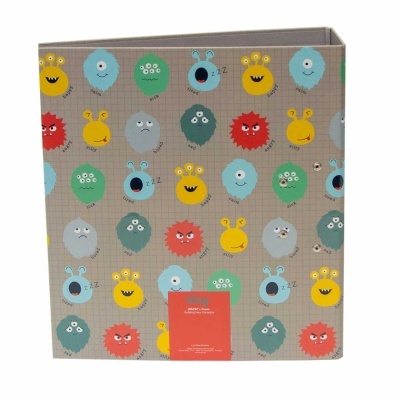 Pasta organizadora com padrões de monstros coloridos e etiqueta vermelha