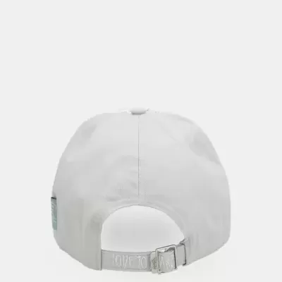 Boné cinza claro vista de trás com fecho ajustável com inscrição