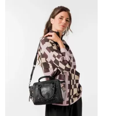 Mulher com casaco xadrez e mala preta com alça