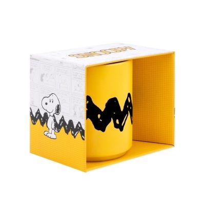 Caneca amarela com padrão de ziguezague preto e personagem Snoopy em caixa decorada com banda desenhada