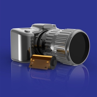 Câmara fotográfica metálica com lente grande e rolo de filme fotográfico