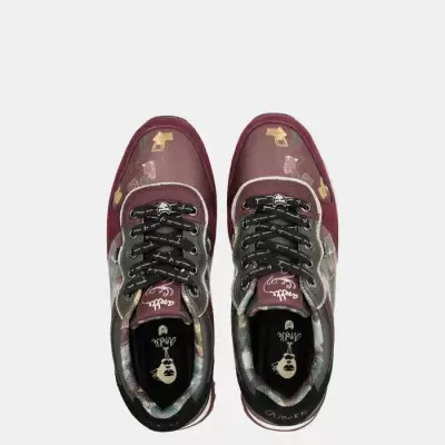 Ténis bordeaux e preto com detalhes transparentes e padrão xadrez no interior