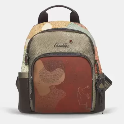Mochila Anekke com padrão geométrico, bolso frontal castanho com relevo e detalha de coração