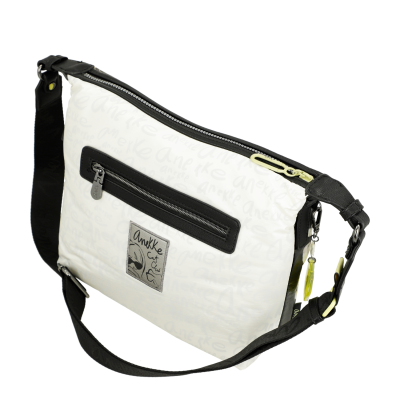 Bolsa de ombro branca com padrão de texto e bolso frontal preto