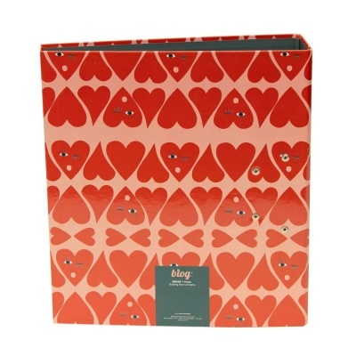 Pasta com padrão de corações vermelhos e olhos desenhados em fundo rosa claro