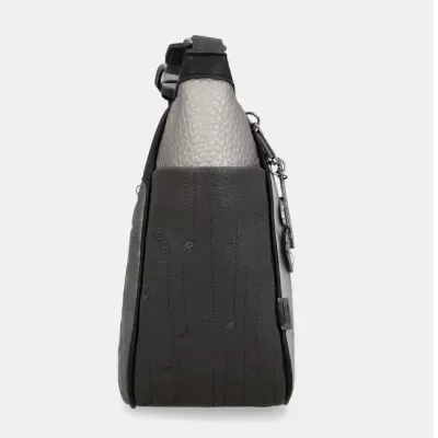 Mala de ombro preto e branco vista de perfil