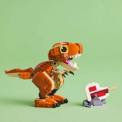 Dinossauro de blocos de construção laranja com guitarra de brinquedo