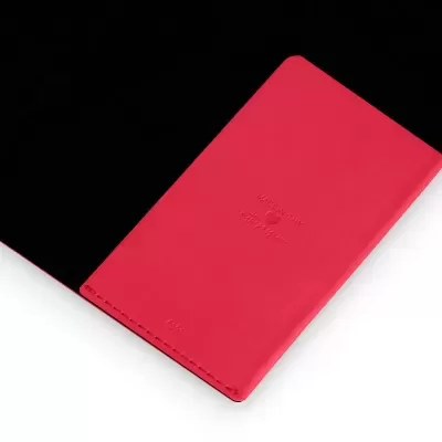 Carteira ou capa vermelha de pele com texto gravado