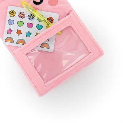 Estojo rosa com janela transparente, caneta amarela e folha de adesivos coloridos