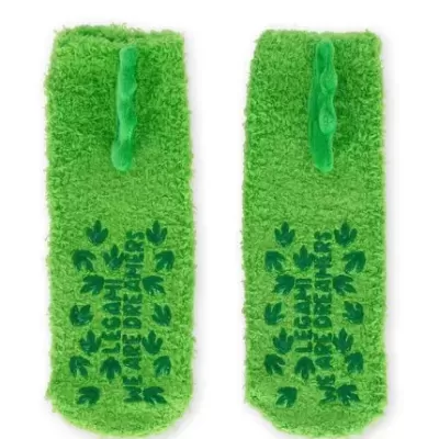 Meias verdes felpudas com sola antiderrapante azul e texto