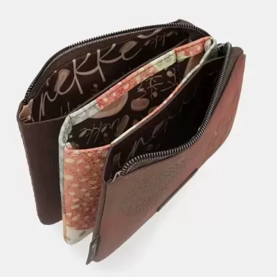 Carteira castanha com padrão floral e fechos metálicos