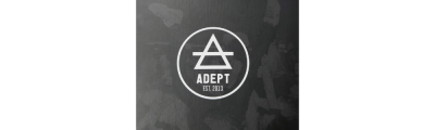 Superfície preta texturizada com logotipo branco ADEPT EST. 2013 em círculo